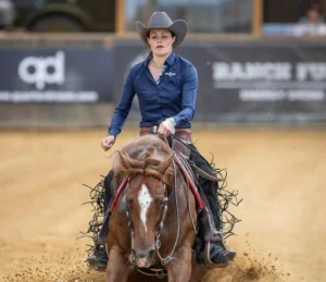Cheval de Reining Quarter Horse en pleine action dans un concours avec Clémence Neveux