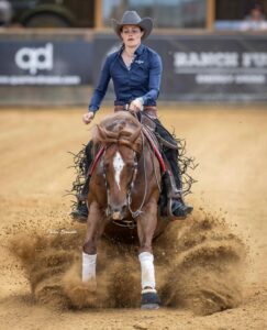 Cheval de Reining Quarter Horse en pleine action dans un concours avec Clémence Neveux